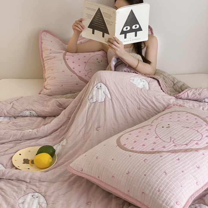 91家纺网 家纺一手货源 找家纺 麻依 2025新款十层纱布软萌泡芙被被子春秋被子被芯 新月兔