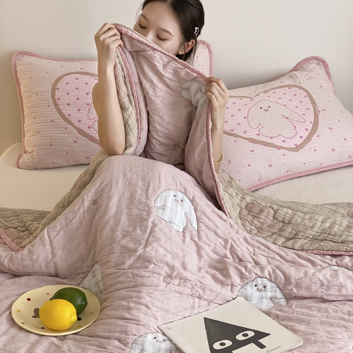 91家纺网 家纺一手货源 找家纺 麻依 2025新款十层纱布软萌泡芙被被子春秋被子被芯 新月兔