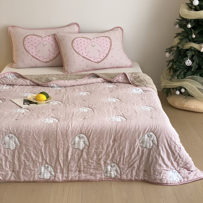 91家纺网 家纺一手货源 找家纺 麻依 2025新款十层纱布软萌泡芙被被子春秋被子被芯 新月兔