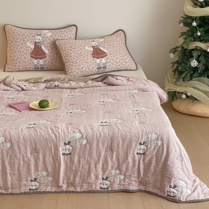 91家纺网 家纺一手货源 找家纺 麻依 2025新款十层纱布软萌泡芙被被子春秋被子被芯 许愿小兔