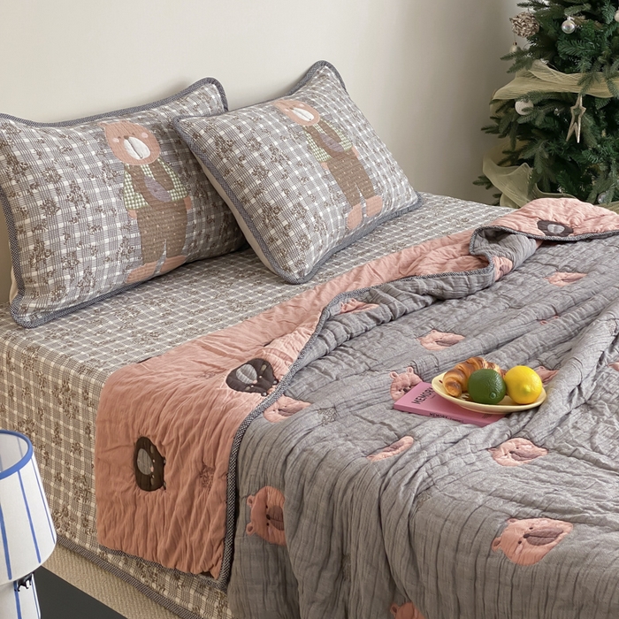 91家纺网 家纺一手货源 找家纺 麻依 2025新款十层纱布软萌泡芙被被子春秋被子被芯 背包小熊