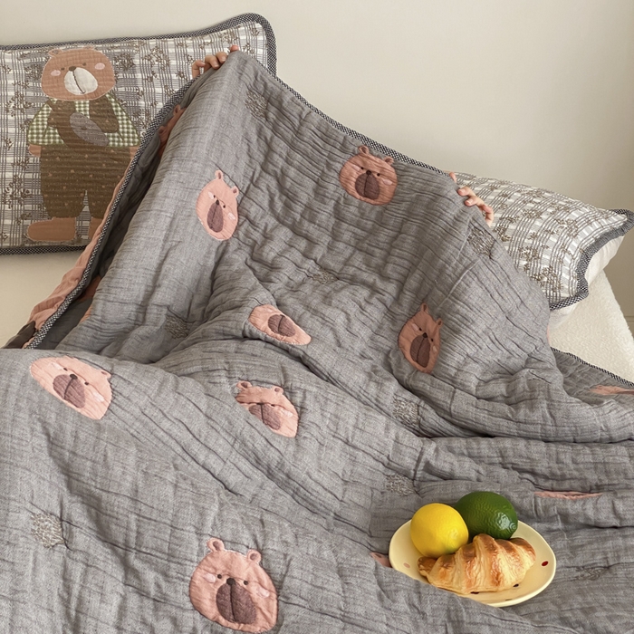 91家纺网 家纺一手货源 找家纺 麻依 2025新款十层纱布软萌泡芙被被子春秋被子被芯 背包小熊