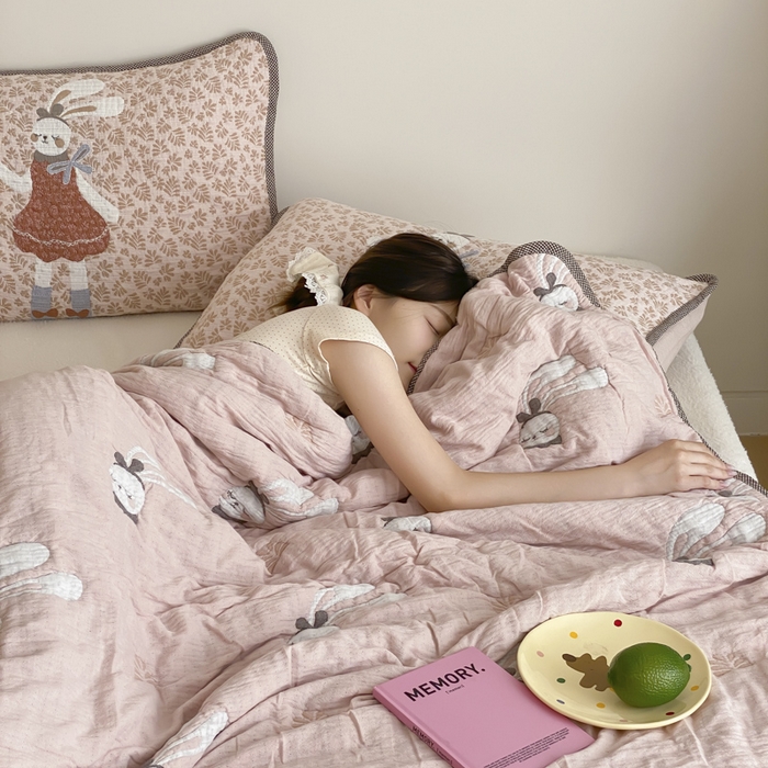 91家纺网 家纺一手货源 找家纺 麻依 2025新款十层纱布软萌泡芙被被子春秋被子被芯 许愿小兔