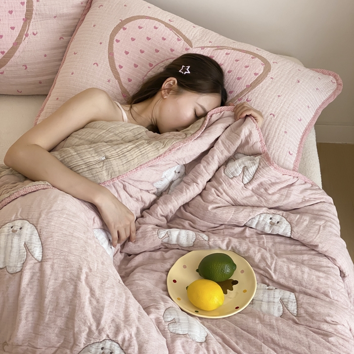 91家纺网 家纺一手货源 找家纺 麻依 2025新款十层纱布软萌泡芙被被子春秋被子被芯 新月兔