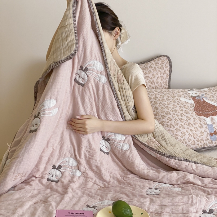 91家纺网 家纺一手货源 找家纺 麻依 2025新款十层纱布软萌泡芙被被子春秋被子被芯 许愿小兔