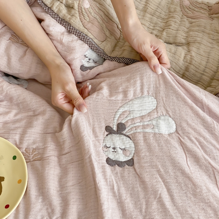 91家纺网 家纺一手货源 找家纺 麻依 2025新款十层纱布软萌泡芙被被子春秋被子被芯 许愿小兔