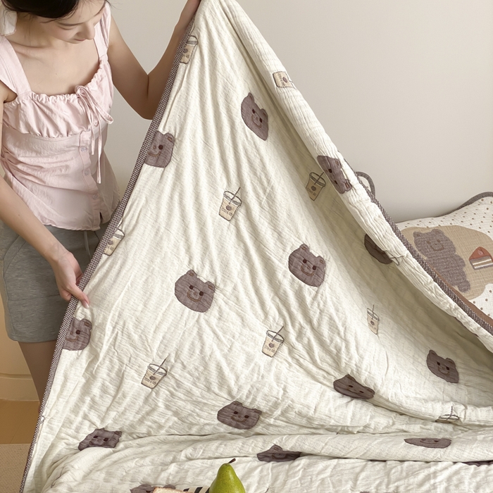 91家纺网 家纺一手货源 找家纺 麻依 2025新款十层纱布软萌泡芙被被子春秋被子被芯 甜品熊