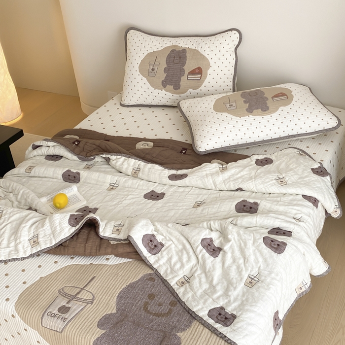 91家纺网 家纺一手货源 找家纺 麻依 2025新款十层纱布软萌泡芙被被子春秋被子被芯 甜品熊