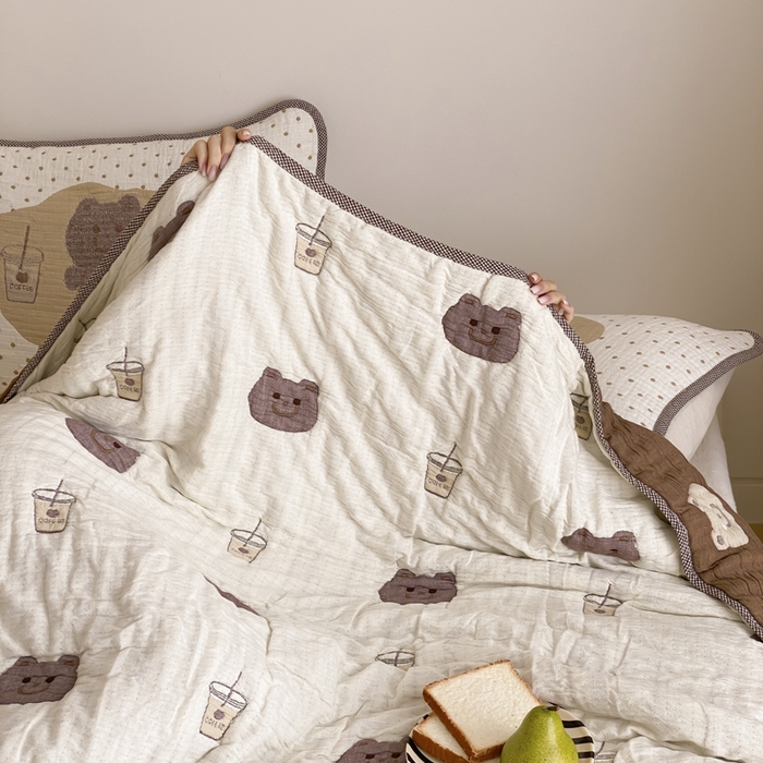 91家纺网 家纺一手货源 找家纺 麻依 2025新款十层纱布软萌泡芙被被子春秋被子被芯 甜品熊