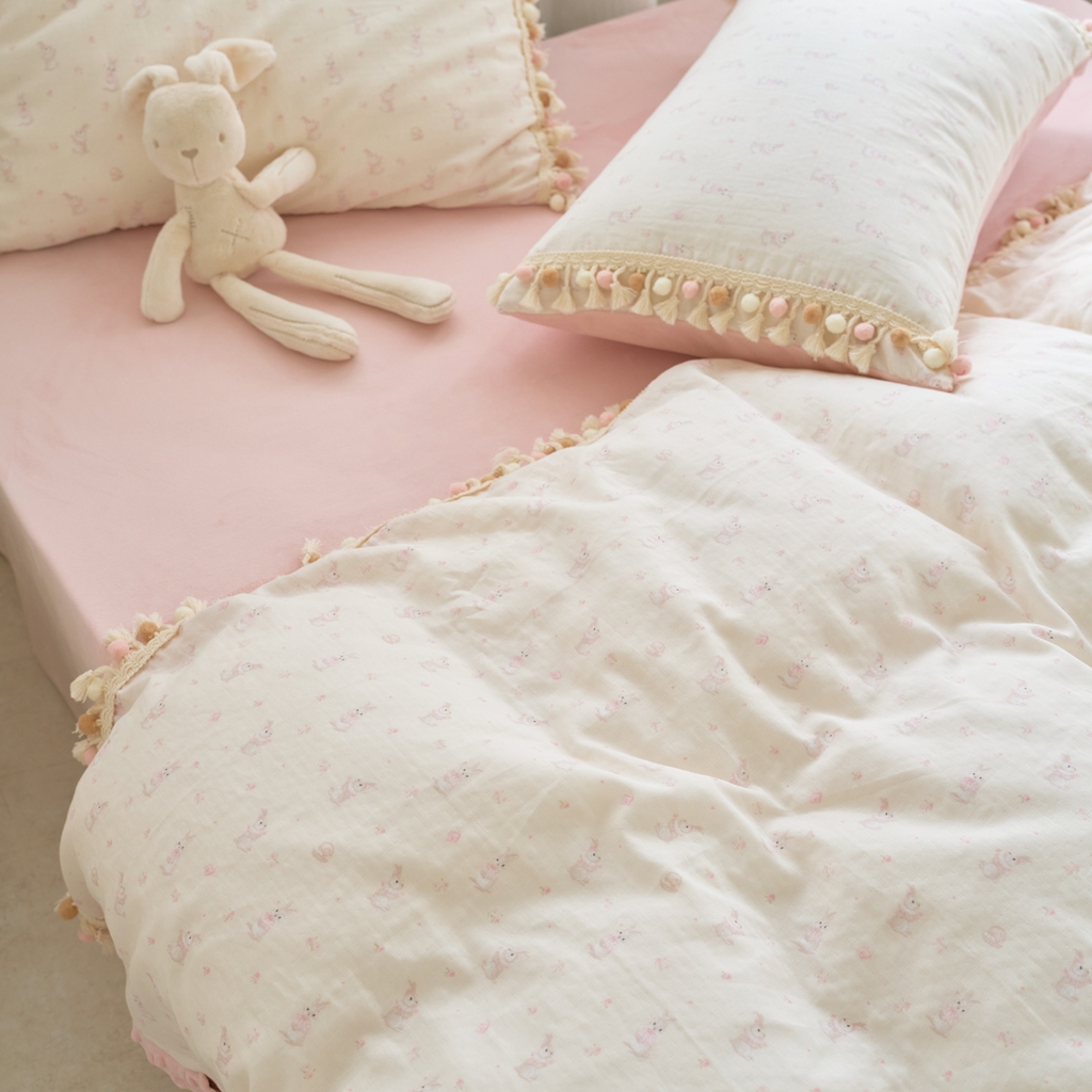 91家纺网 家纺一手货源 找家纺 洋铭区（原狠狠爱） 2025秋冬彩球双层纱+豆豆绒四件套系列 布蕾粉兔