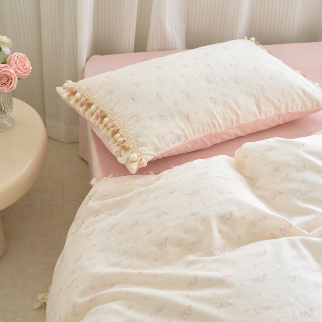 91家纺网 家纺一手货源 找家纺 洋铭区（原狠狠爱） 2025秋冬彩球双层纱+豆豆绒四件套系列 布蕾粉兔