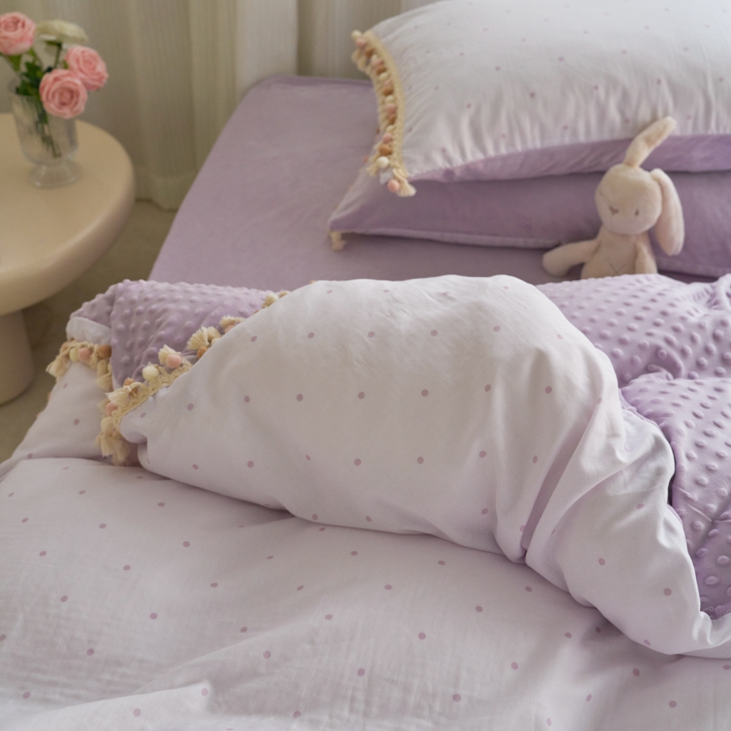 91家纺网 家纺一手货源 找家纺 洋铭区（原狠狠爱） 2025秋冬彩球双层纱+豆豆绒四件套系列 小米紫点