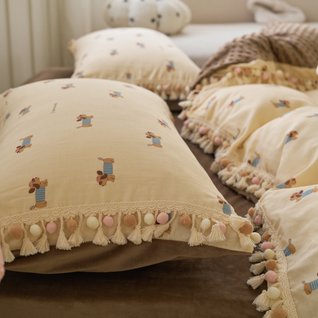 91家纺网 家纺一手货源 找家纺 洋铭区（原狠狠爱） 2025秋冬彩球双层纱+豆豆绒四件套系列 软萌小狗