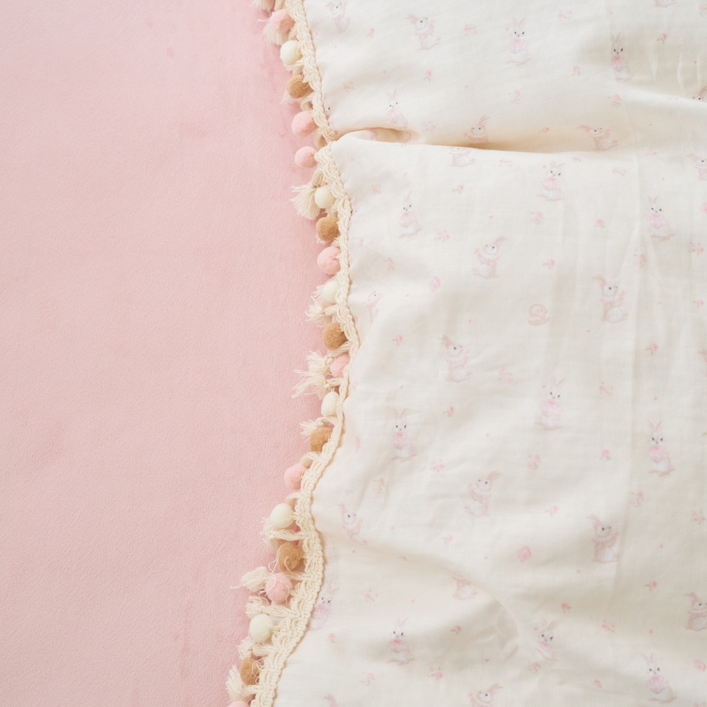 91家纺网 家纺一手货源 找家纺 洋铭区（原狠狠爱） 2025秋冬彩球双层纱+豆豆绒四件套系列 布蕾粉兔