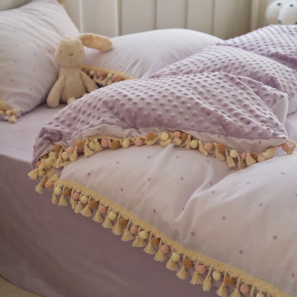 91家纺网 家纺一手货源 找家纺 洋铭区（原狠狠爱） 2025秋冬彩球双层纱+豆豆绒四件套系列 小米紫点