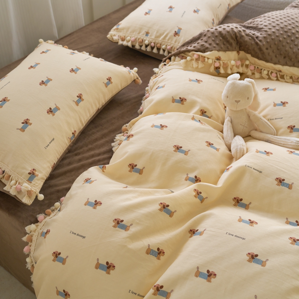 91家纺网 家纺一手货源 找家纺 洋铭区（原狠狠爱） 2025秋冬彩球双层纱+豆豆绒四件套系列 软萌小狗