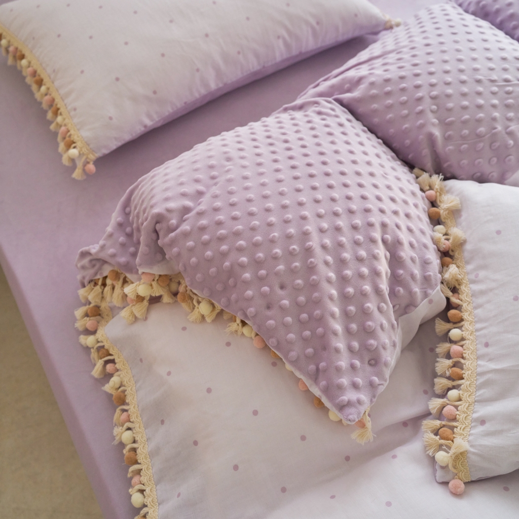 91家纺网 家纺一手货源 找家纺 洋铭区（原狠狠爱） 2025秋冬彩球双层纱+豆豆绒四件套系列 小米紫点