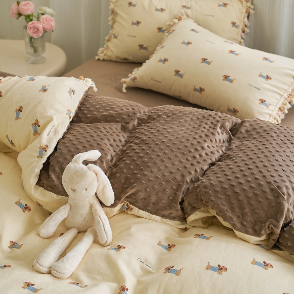 91家纺网 家纺一手货源 找家纺 洋铭区（原狠狠爱） 2025秋冬彩球双层纱+豆豆绒四件套系列 软萌小狗