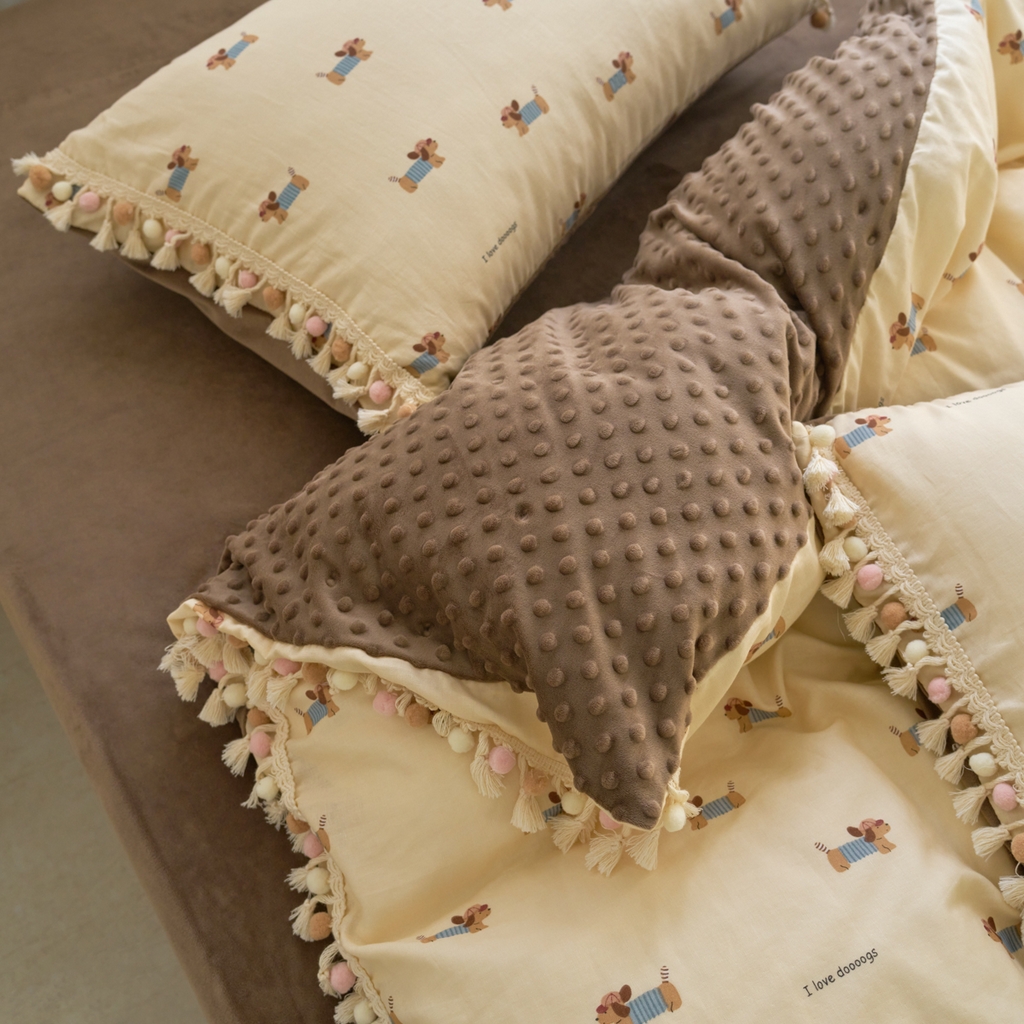 91家纺网 家纺一手货源 找家纺 洋铭区（原狠狠爱） 2025秋冬彩球双层纱+豆豆绒四件套系列 软萌小狗