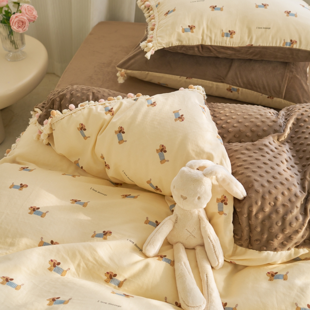 91家纺网 家纺一手货源 找家纺 洋铭区（原狠狠爱） 2025秋冬彩球双层纱+豆豆绒四件套系列 软萌小狗