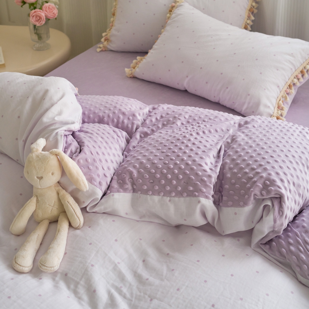 91家纺网 家纺一手货源 找家纺 洋铭区（原狠狠爱） 2025秋冬彩球双层纱+豆豆绒四件套系列 小米紫点