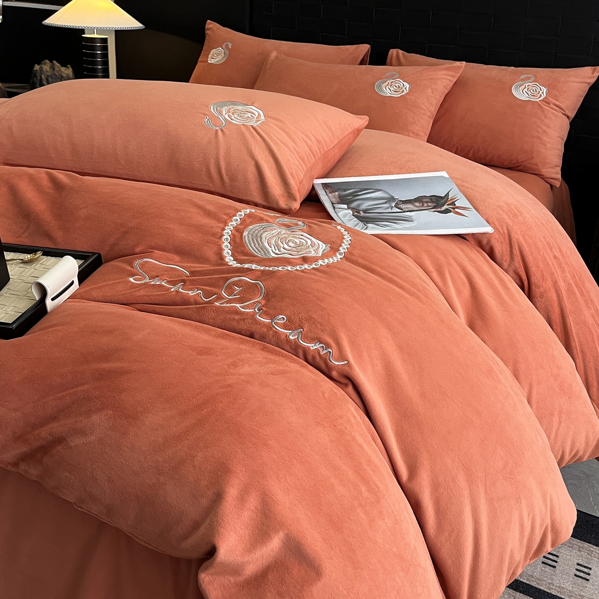 91家纺网 家纺一手货源 找家纺 如一 2025新款水晶绒刺绣四件套 天鹅-魅力橙