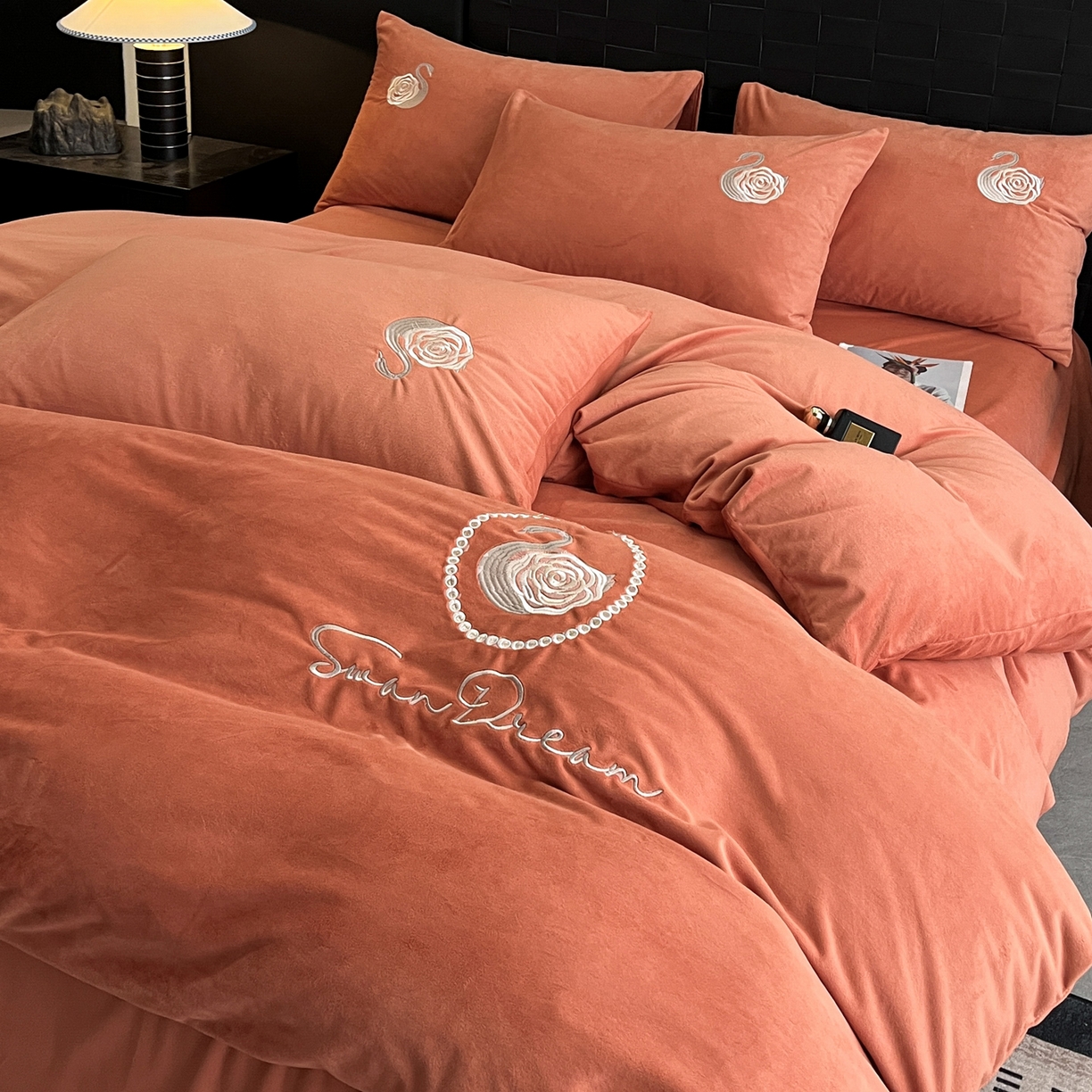 91家纺网 家纺一手货源 找家纺 如一 2025新款水晶绒刺绣四件套 天鹅-魅力橙