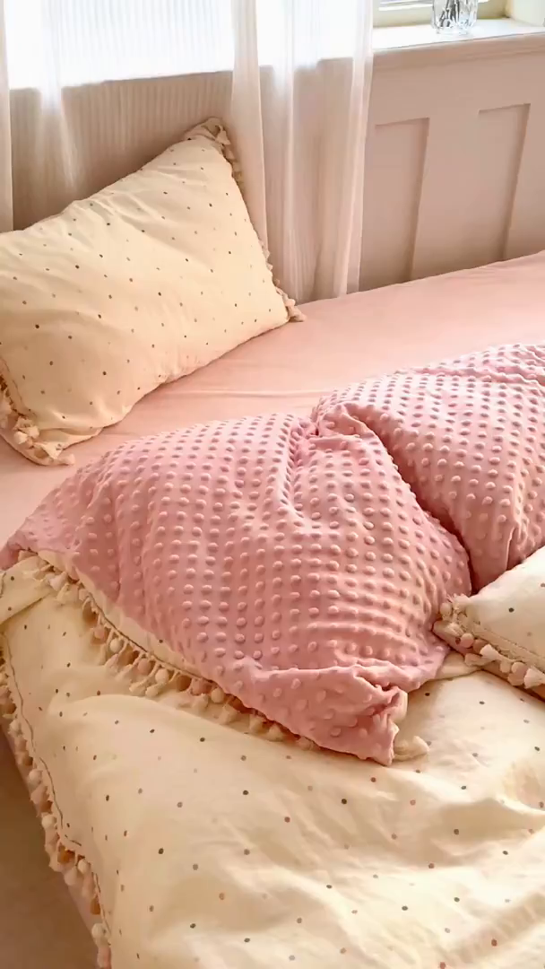 91家纺网 家纺一手货源 找家纺 洋铭区（原狠狠爱） 2025秋冬彩球双层纱+豆豆绒四件套系列 小米彩点