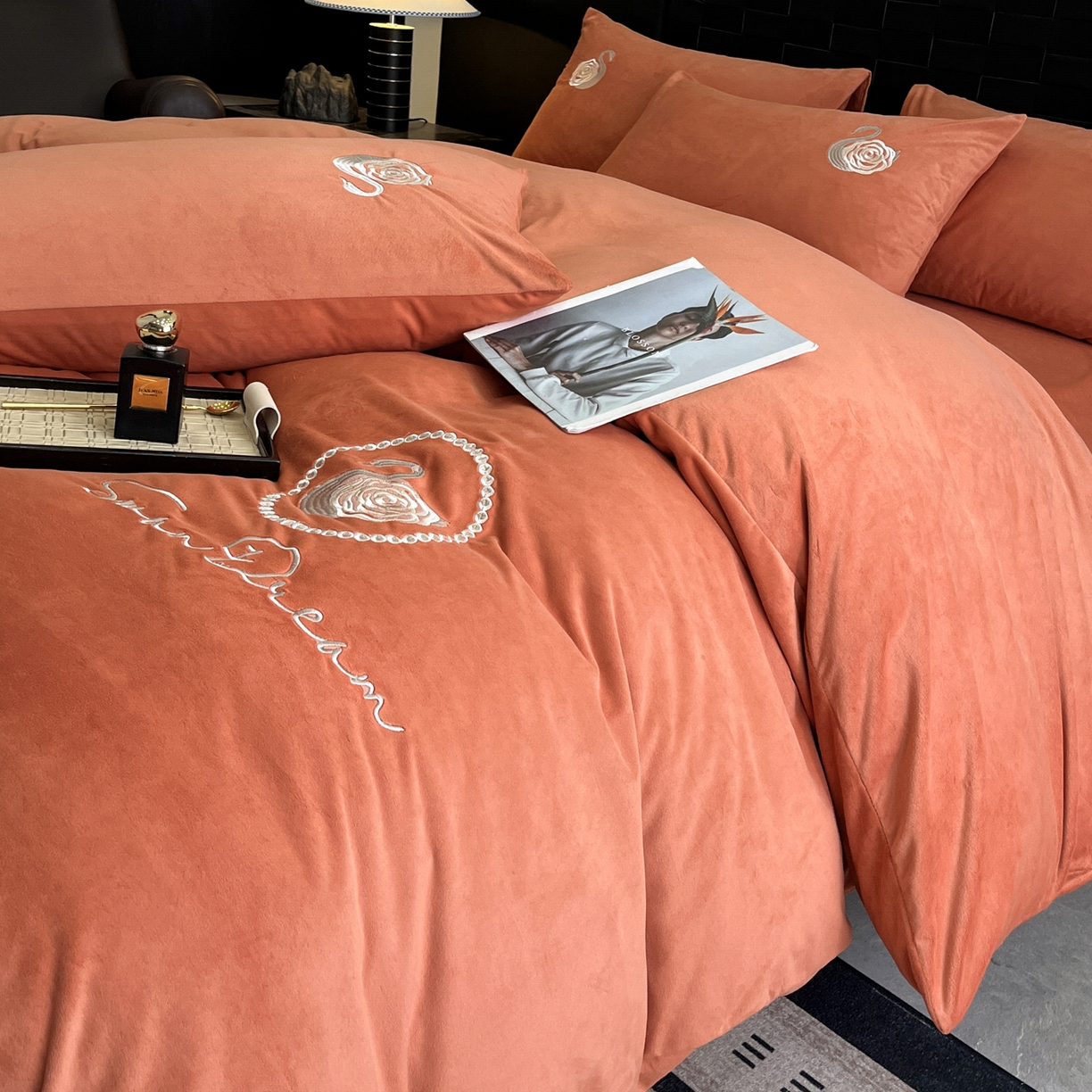 91家纺网 家纺一手货源 找家纺 如一 2025新款水晶绒刺绣四件套 天鹅-魅力橙