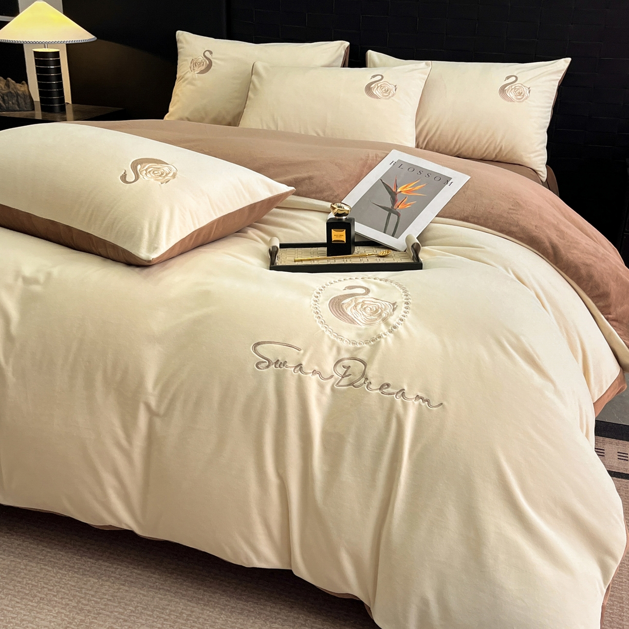 91家纺网 家纺一手货源 找家纺 如一 2025新款水晶绒刺绣四件套 天鹅-奶昔白