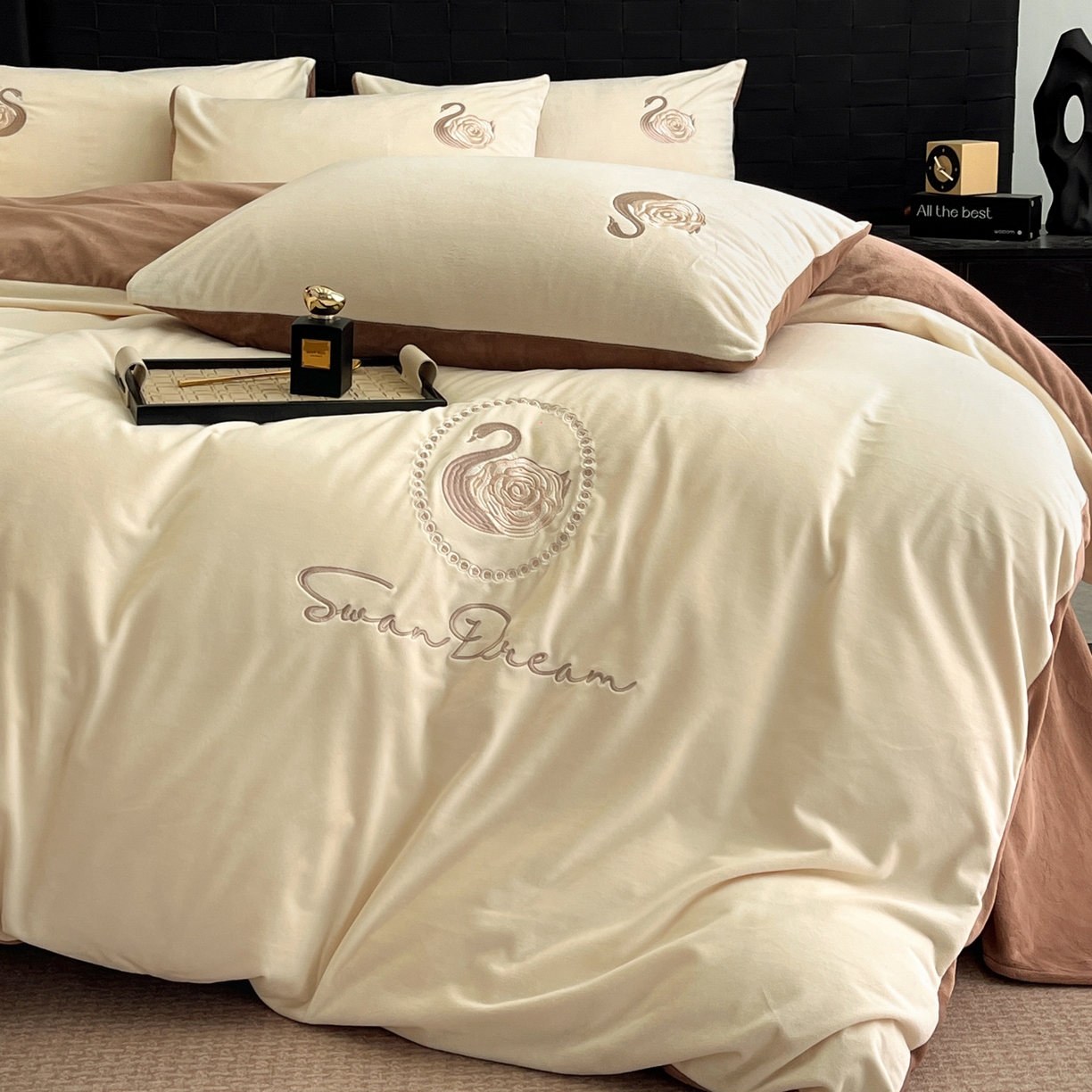 91家纺网 家纺一手货源 找家纺 如一 2025新款水晶绒刺绣四件套 天鹅-奶昔白