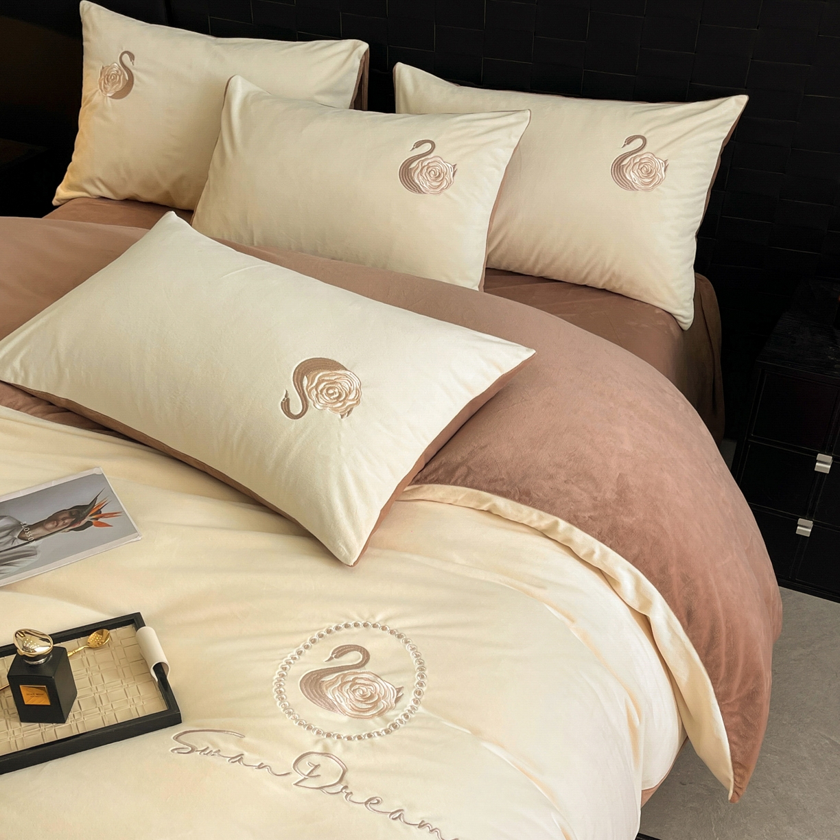 91家纺网 家纺一手货源 找家纺 如一 2025新款水晶绒刺绣四件套 天鹅-奶昔白