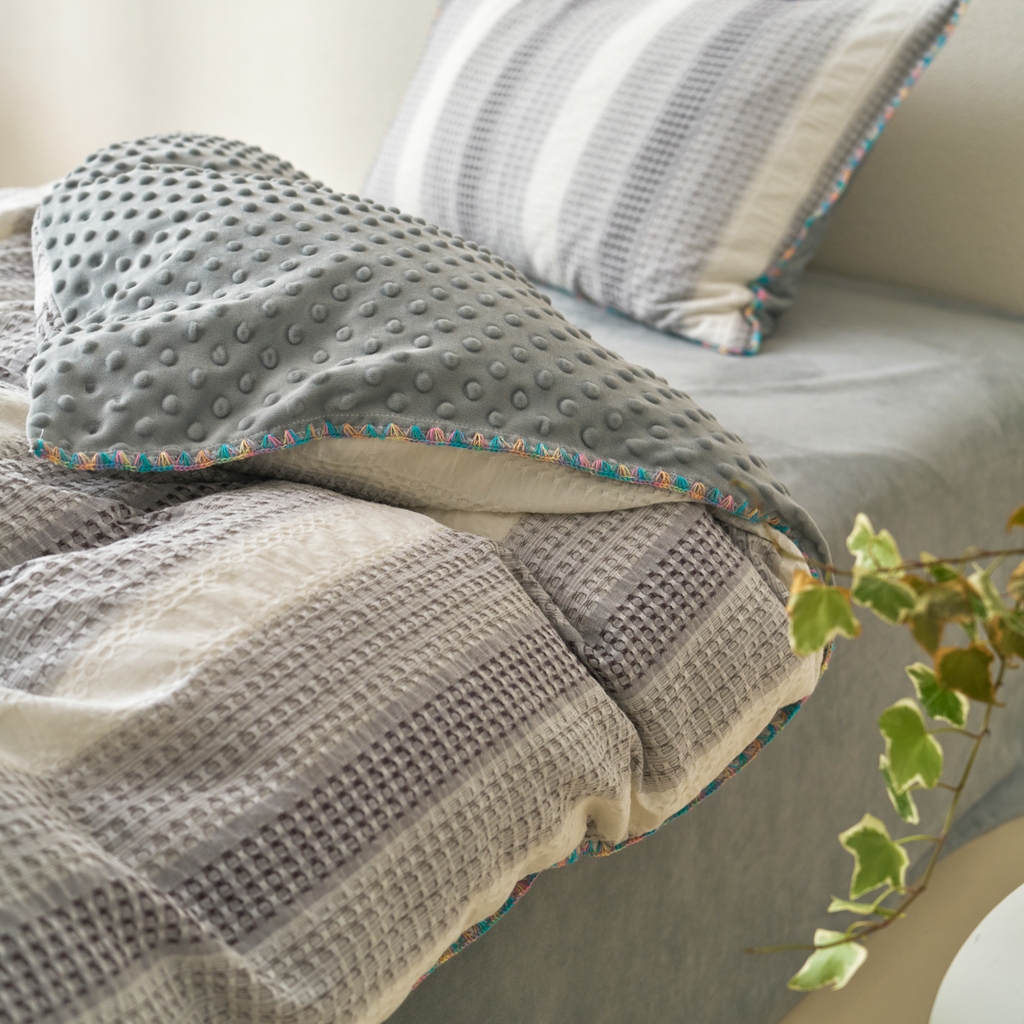 91家纺网 家纺一手货源 找家纺 洋铭区（原狠狠爱） 2025秋冬全棉华夫格+豆豆绒四件套系列 气质灰