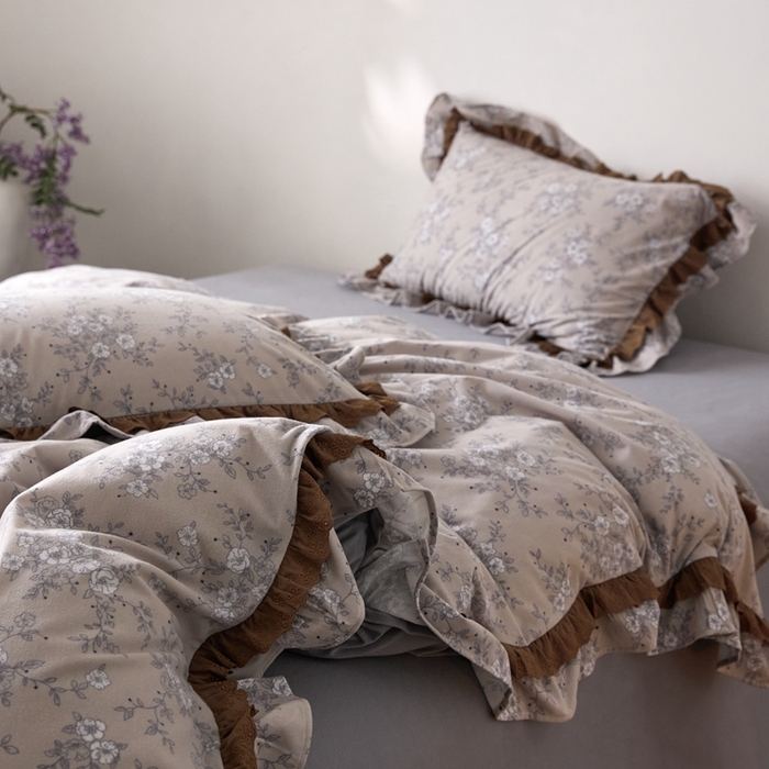 91家纺网 家纺一手货源 找家纺 金奇达家纺 2025新款A类保暖羽零™空气拉绒加厚法式荷叶边四件套热肤膜【森屿集】（会员减50元） 热肤膜【森屿集】系列，标准号全网控价（折后券后）不低于228元  南风知意