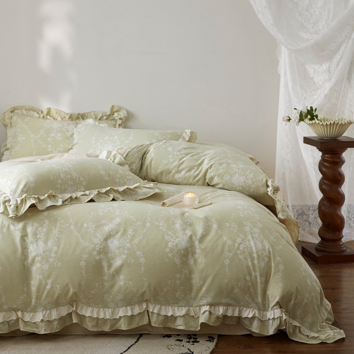 91家纺网 家纺一手货源 找家纺 金奇达家纺 2025新款A类保暖羽零™空气拉绒加厚法式荷叶边四件套热肤膜【森屿集】（会员减50元） 热肤膜【森屿集】系列，标准号全网控价（折后券后）不低于228元  绿屿浮光