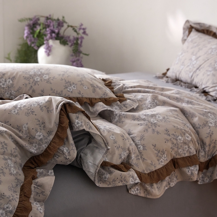 91家纺网 家纺一手货源 找家纺 金奇达家纺 2025新款A类保暖羽零™空气拉绒加厚法式荷叶边四件套热肤膜【森屿集】（会员减50元） 热肤膜【森屿集】系列，标准号全网控价（折后券后）不低于228元  南风知意