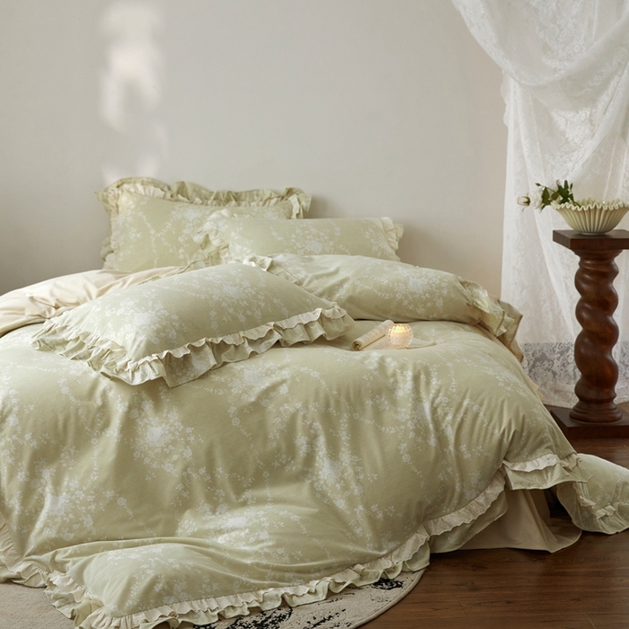 91家纺网 家纺一手货源 找家纺 金奇达家纺 2025新款A类保暖羽零™空气拉绒加厚法式荷叶边四件套热肤膜【森屿集】（会员减50元） 热肤膜【森屿集】系列，标准号全网控价（折后券后）不低于228元  绿屿浮光