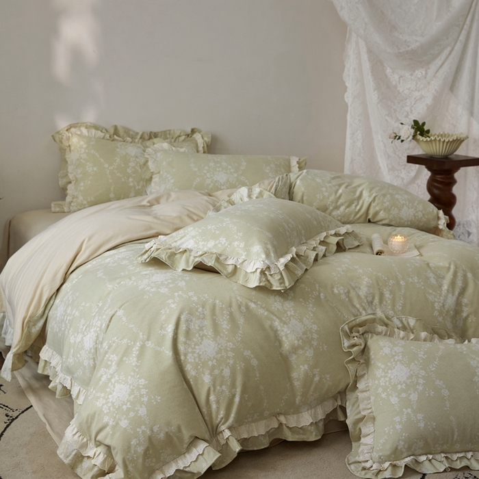 91家纺网 家纺一手货源 找家纺 金奇达家纺 2025新款A类保暖羽零™空气拉绒加厚法式荷叶边四件套热肤膜【森屿集】（会员减50元） 热肤膜【森屿集】系列，标准号全网控价（折后券后）不低于228元  绿屿浮光