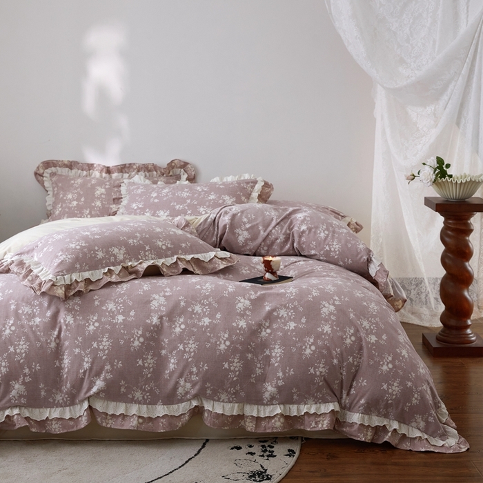 91家纺网 家纺一手货源 找家纺 金奇达家纺 2025新款A类保暖羽零™空气拉绒加厚法式荷叶边四件套热肤膜【森屿集】（会员减50元） 热肤膜【森屿集】系列，标准号全网控价（折后券后）不低于228元  樱粉晨曦