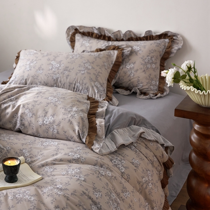 91家纺网 家纺一手货源 找家纺 金奇达家纺 2025新款A类保暖羽零™空气拉绒加厚法式荷叶边四件套热肤膜【森屿集】（会员减50元） 热肤膜【森屿集】系列，标准号全网控价（折后券后）不低于228元  南风知意