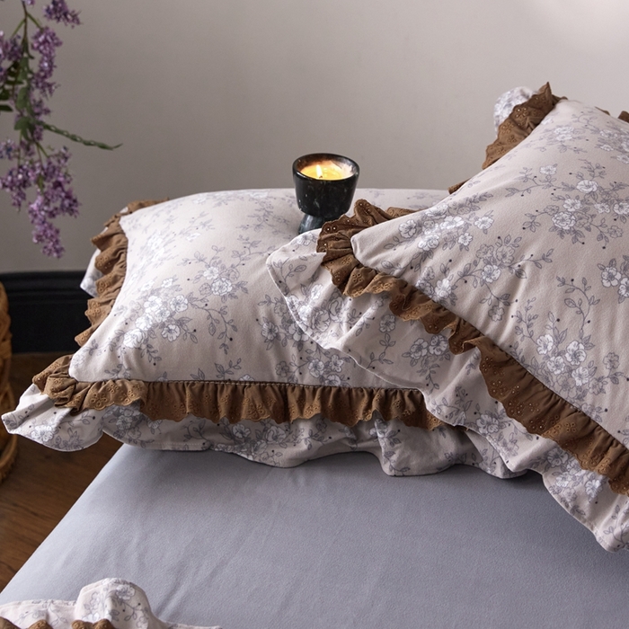 91家纺网 家纺一手货源 找家纺 金奇达家纺 2025新款A类保暖羽零™空气拉绒加厚法式荷叶边四件套热肤膜【森屿集】（会员减50元） 热肤膜【森屿集】系列，标准号全网控价（折后券后）不低于228元  南风知意