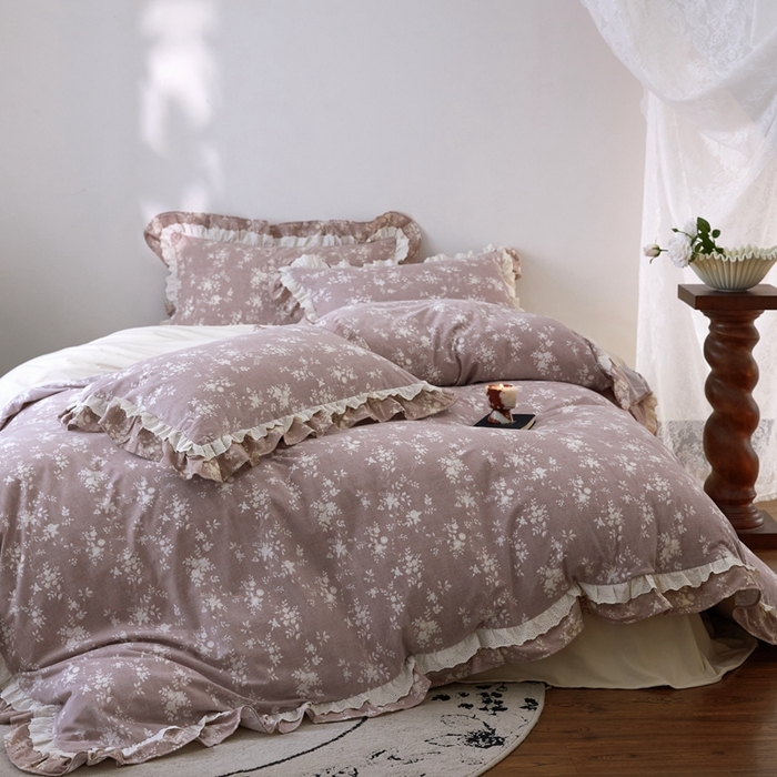 91家纺网 家纺一手货源 找家纺 金奇达家纺 2025新款A类保暖羽零™空气拉绒加厚法式荷叶边四件套热肤膜【森屿集】（会员减50元） 热肤膜【森屿集】系列，标准号全网控价（折后券后）不低于228元  樱粉晨曦