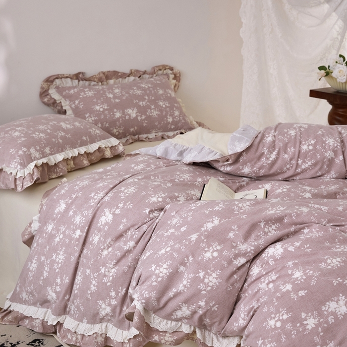 91家纺网 家纺一手货源 找家纺 金奇达家纺 2025新款A类保暖羽零™空气拉绒加厚法式荷叶边四件套热肤膜【森屿集】（会员减50元） 热肤膜【森屿集】系列，标准号全网控价（折后券后）不低于228元  樱粉晨曦