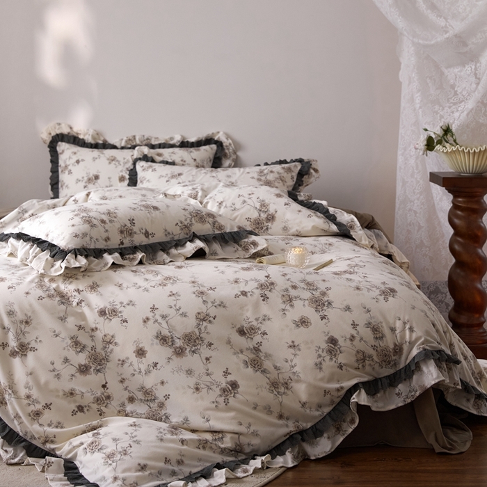 91家纺网 家纺一手货源 找家纺 金奇达家纺 2025新款A类保暖羽零™空气拉绒加厚法式荷叶边四件套热肤膜【森屿集】（会员减50元） 热肤膜【森屿集】系列，标准号全网控价（折后券后）不低于228元  朗月弥冬