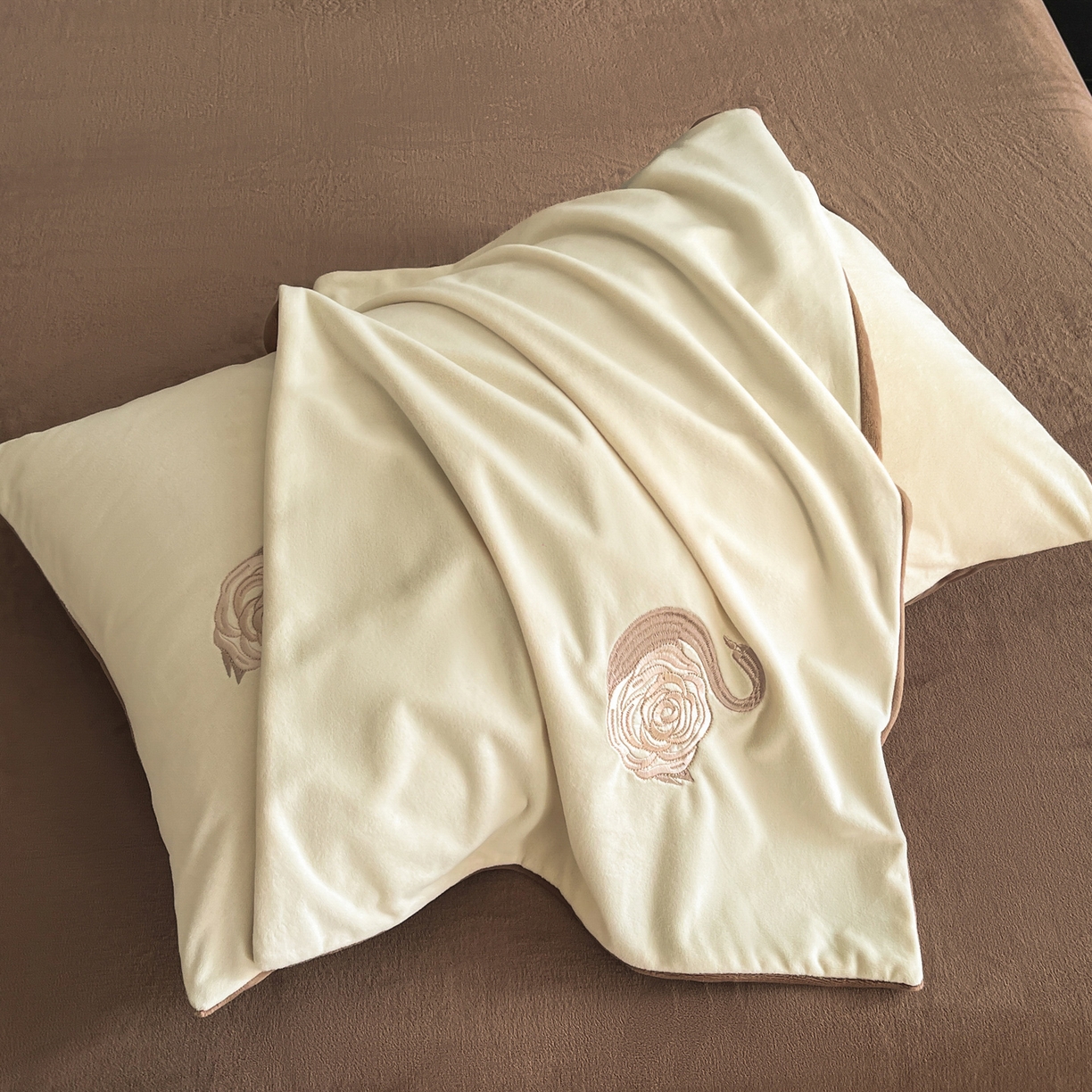 91家纺网 家纺一手货源 找家纺 如一 2025新款水晶绒刺绣四件套 天鹅-奶昔白