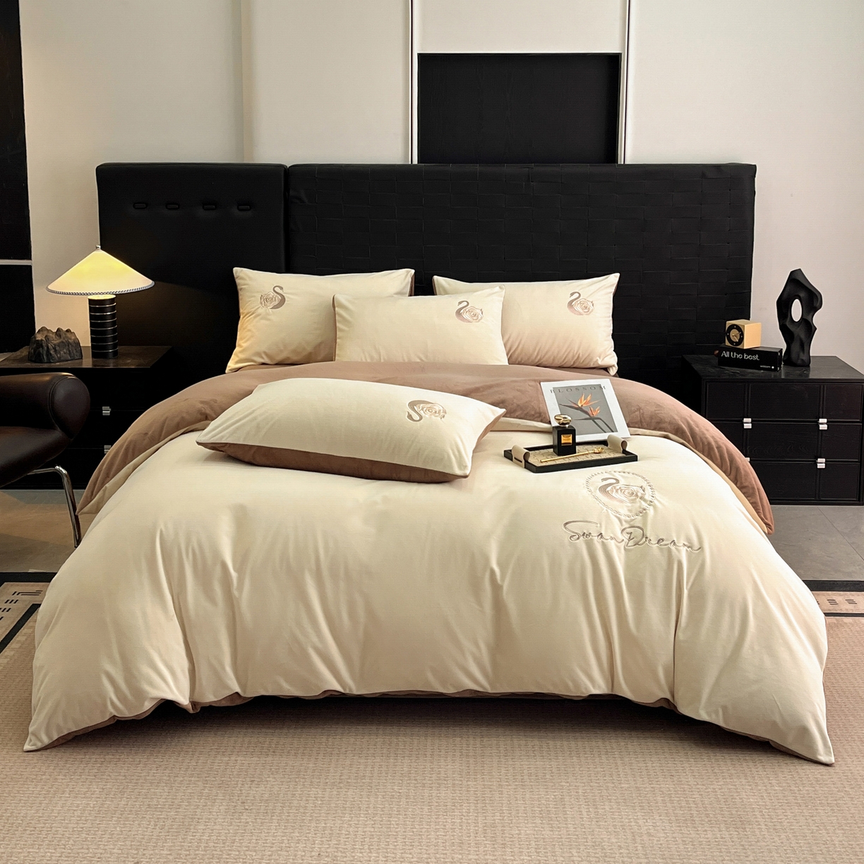 91家纺网 家纺一手货源 找家纺 如一 2025新款水晶绒刺绣四件套 天鹅-奶昔白