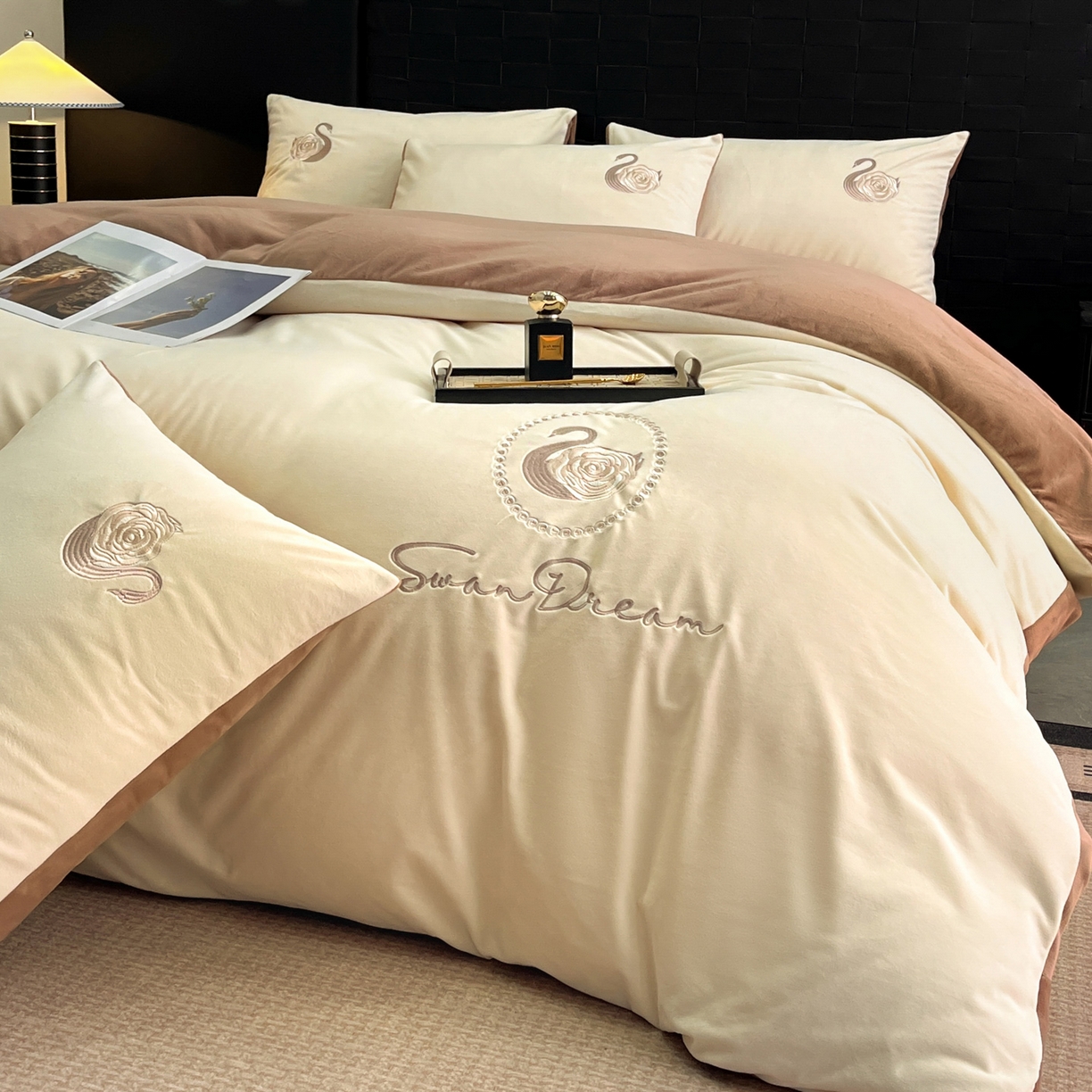 91家纺网 家纺一手货源 找家纺 如一 2025新款水晶绒刺绣四件套 天鹅-奶昔白