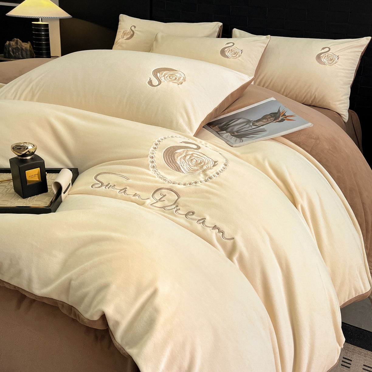 91家纺网 家纺一手货源 找家纺 如一 2025新款水晶绒刺绣四件套 天鹅-奶昔白