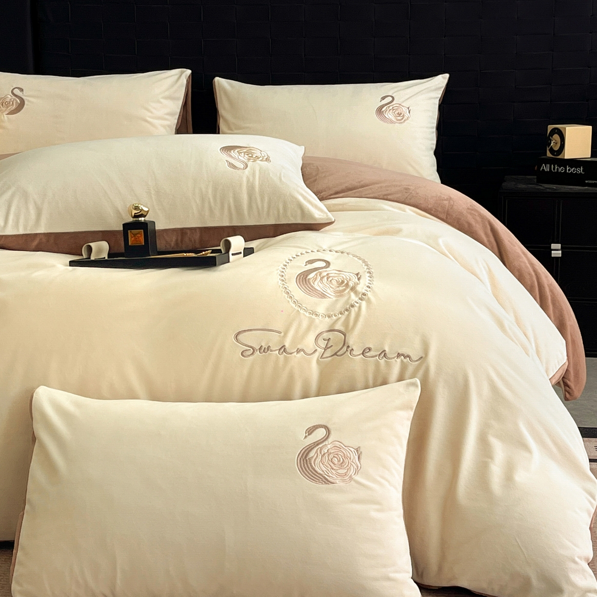 91家纺网 家纺一手货源 找家纺 如一 2025新款水晶绒刺绣四件套 天鹅-奶昔白