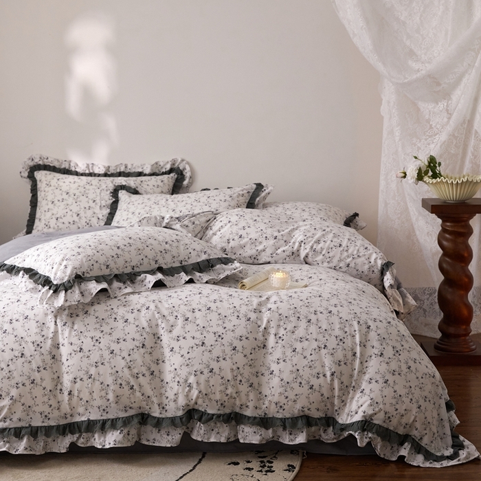 91家纺网 家纺一手货源 找家纺 金奇达家纺 2025新款A类保暖羽零™空气拉绒加厚法式荷叶边四件套热肤膜【森屿集】（会员减50元） 热肤膜【森屿集】系列，标准号全网控价（折后券后）不低于228元  星野花语